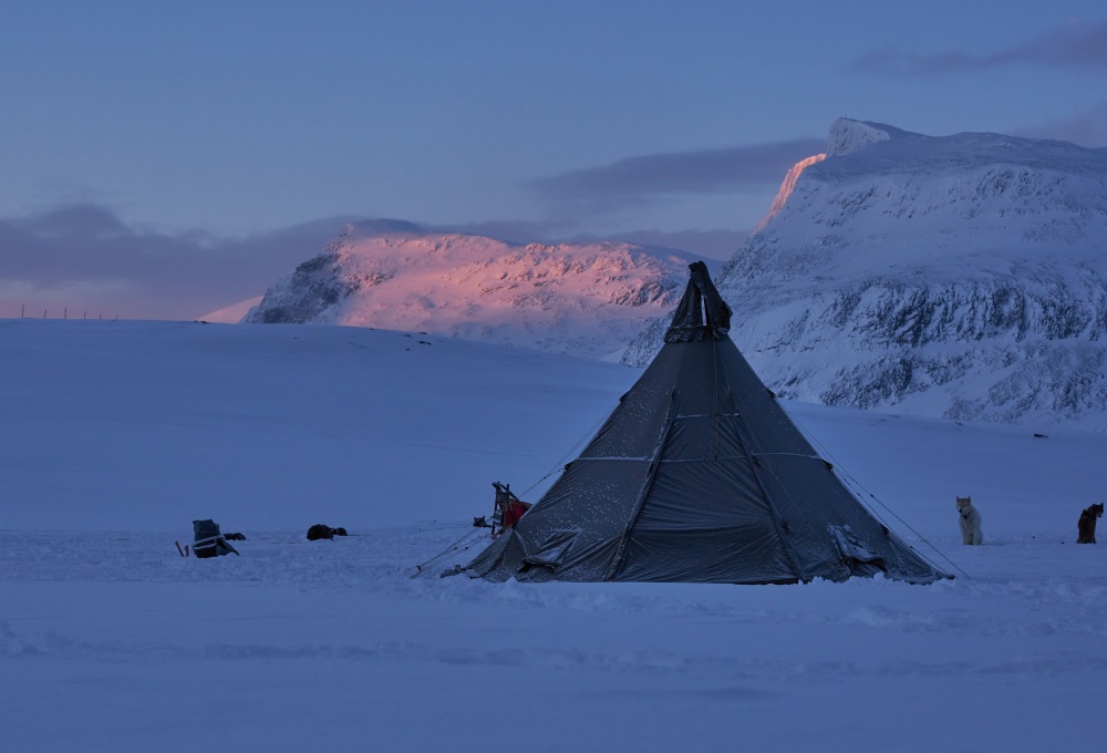 Lavvu-Zelt in den Bergen